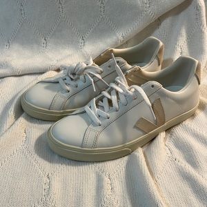 Veja Esplar in extra white sable